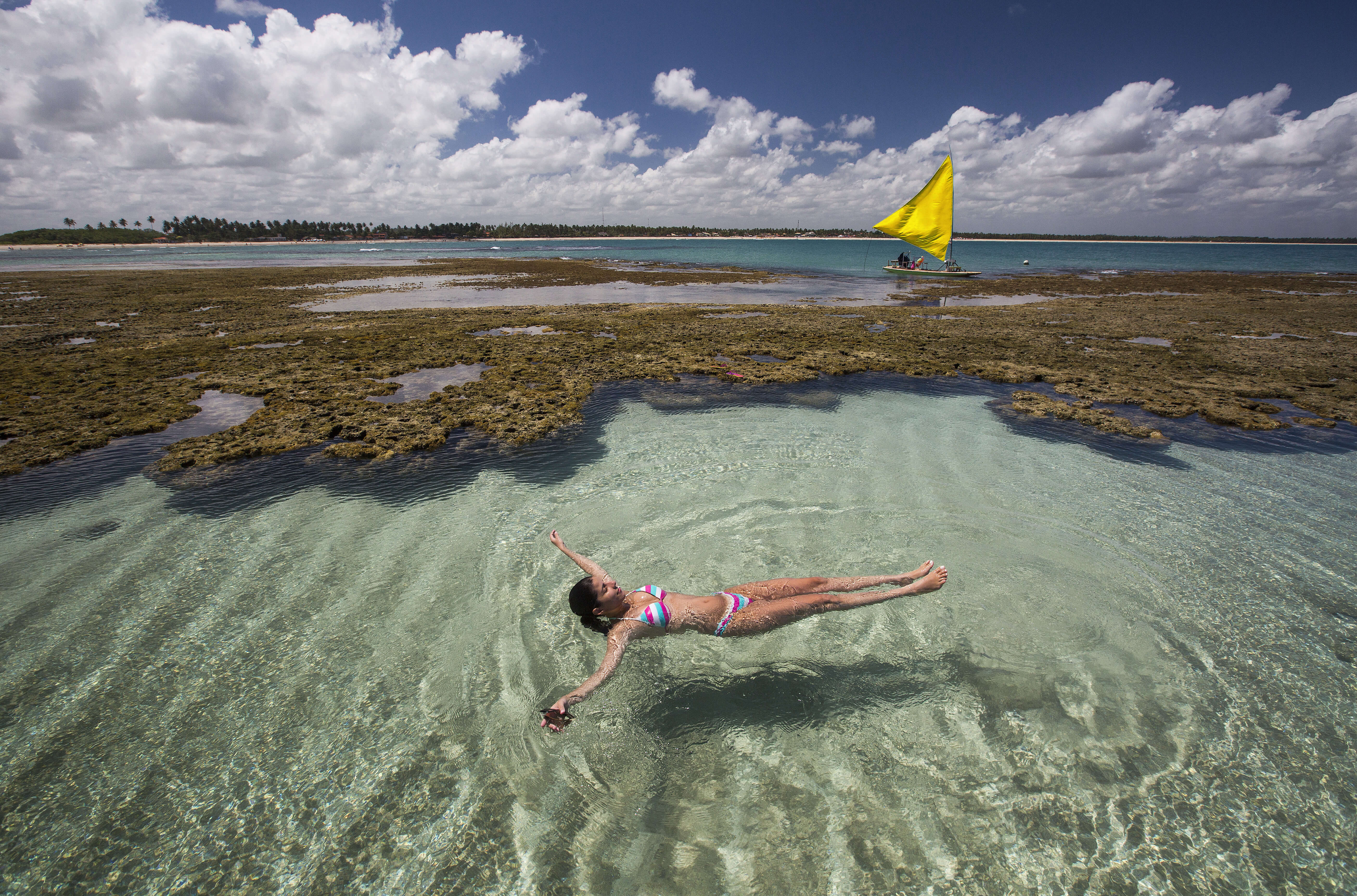 mulher em praia de porto de galinhas