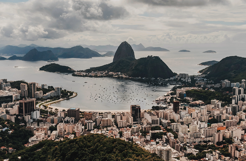 Praticar paraquedismo no Rio